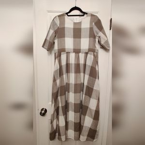 Midi dress. Roolee brand. Tan and white color.